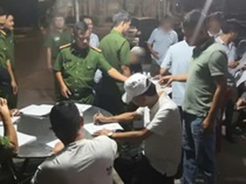 Công an kiểm tra một bãi xe lúc 4 giờ 30 phút