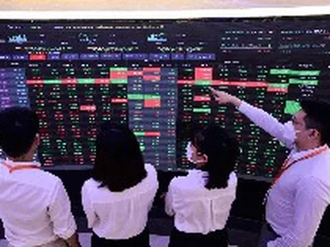 Loạt doanh nghiệp bị phạt nặng vì chậm công bố nhiều báo cáo, giao dịch "chui" với bên liên quan