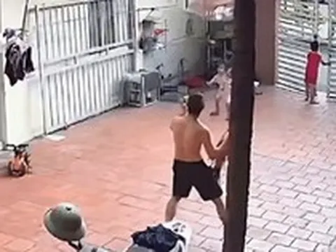 Clip: Téc nước khổng lồ rơi thẳng từ nhà hàng xóm đang xây xuống sân, 2 trẻ nhỏ đang chơi cùng bố suýt gặp nạn