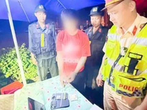 Cảnh sát kiểm tra lúc 2 giờ 30 phút, phát hiện "bí mật" trong ốp điện thoại của một nam thanh niên