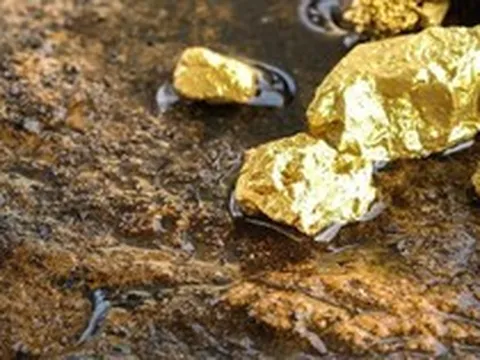 Đang đào cống, nhóm công nhân bất ngờ phát hiện "kho vàng"