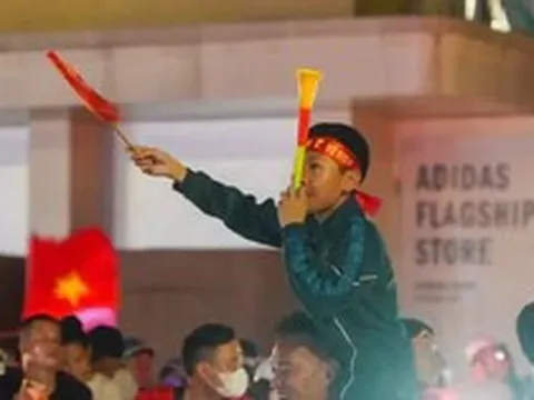 Dòng người xuống phố mừng tuyển Việt Nam vào chung kết gặp Thái Lan
