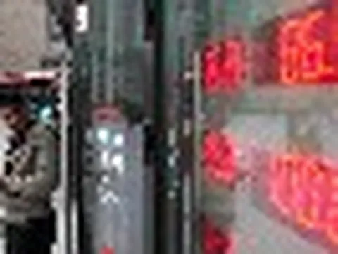 Người dân Nga làm một việc chưa từng có trong 4 năm, 3,3 tỷ USD đều đặn 'biến mất' khỏi ngân hàng mỗi tháng