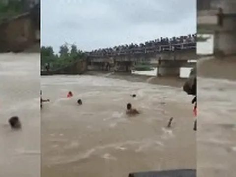 CLIP: Hàng trăm người tìm kiếm nạn nhân bị nước cuốn mất tích ở Nghệ An