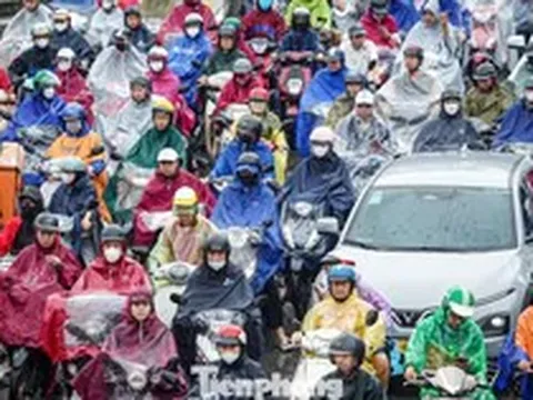 Mưa lớn từ đêm đến sáng, nhiều tuyến đường Hà Nội ùn tắc kéo dài