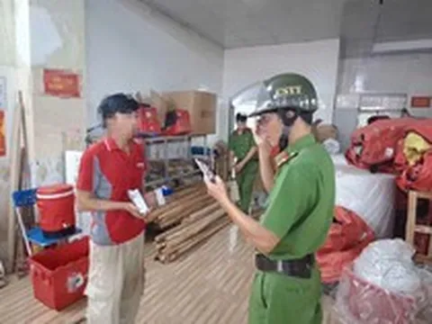 Công an ra quân kiểm tra 2 cơ sở kinh doanh dịch vụ shipper, test nhanh ma túy nhân viên