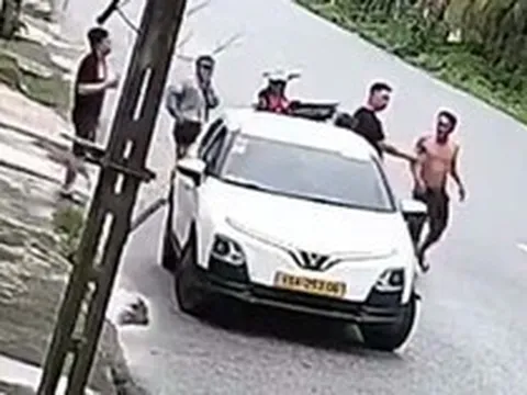 Chặn đầu ô tô, đánh tài xế rồi lớn tiếng: 'Mày biết bố mày là ai không?'