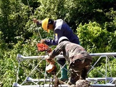 Viettel đưa sóng lên núi Cao Bằng: Dùng động cơ xe máy cũ kéo hàng tấn sắt thép lên đồi cao
