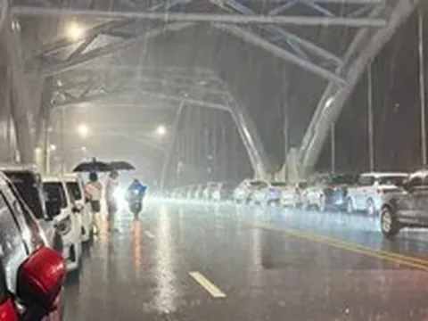 Thái Nguyên: Nước sông Cầu vượt báo động 2, người dân đưa ô tô lên cầu tránh ngập trong đêm