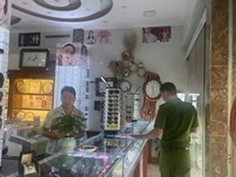 Kiểm tra cửa hàng đồng hồ, khởi tố ông chủ Nguyễn An Bình SN 1990