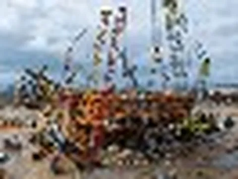Trung Quốc gây chấn động ngành xây dựng: Cẩu ‘ngon ơ’ 2.175 tấn sắt thép lắp thành khối cao ngang tòa 30 tầng, mệnh danh lớn nhất châu Á