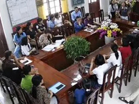 Nữ hiệu trưởng đập bàn, ném cốc thôi làm hiệu trưởng