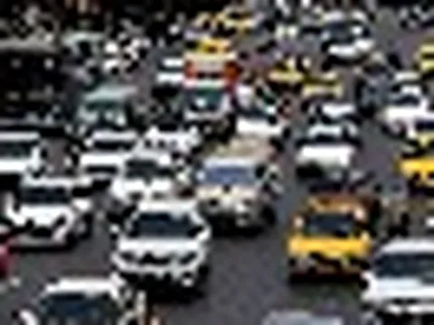 Bán chưa tới 1.000 đồng/lít xăng, nền kinh tế hơn 90 triệu dân đang thiếu nhiên liệu nghiêm trọng, hàng dài người xếp hàng chờ đổ xăng