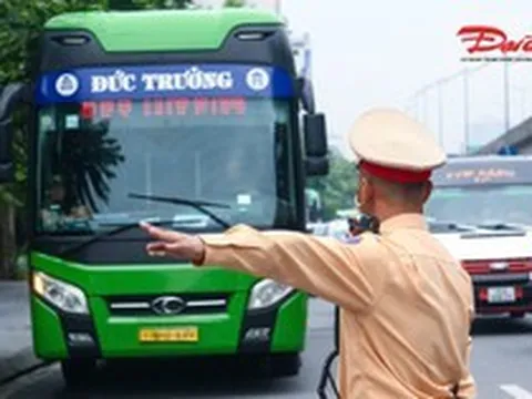 Hà Nội: CSGT tổng kiểm tra xe kinh doanh vận tải, phát hiện xe máy trên khoang chở khách
