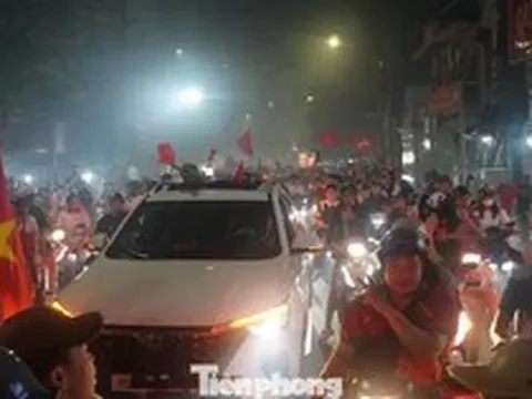 Người Hải Phòng đốt pháo sáng rực phố ăn mừng chiến thắng