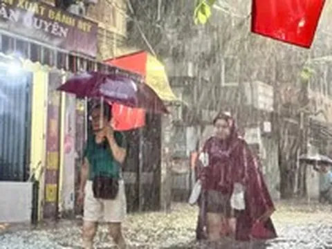 Tan tầm giữa cơn mưa như trút, nhiều tuyến phố Hà Nội chìm trong biển nước