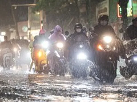 Đường phố Hà Nội ngập cục bộ rồi nhanh chóng thoát nước sau trận mưa lớn