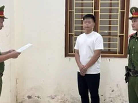 Công an kiểm tra một cơ sở kinh doanh quần áo: Ra quyết định khởi tố ông chủ