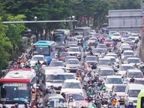 Dòng xe nhích từng mét rời Hà Nội