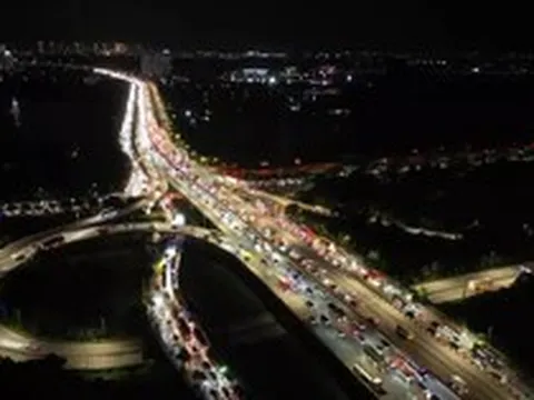 Đêm 28/8, dòng xe rời Hà Nội vẫn nối dài ở cửa ngõ phía Nam