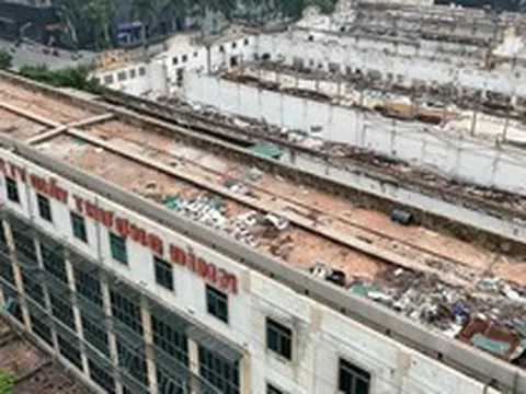 Cận cảnh tháo dỡ nhà máy Giầy Thượng Đình trên khu đất vàng Hà Nội