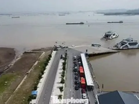 Lạ lẫm cảnh bến phà chở khách ra Cát Bà ngày đầu nghỉ lễ 2/9