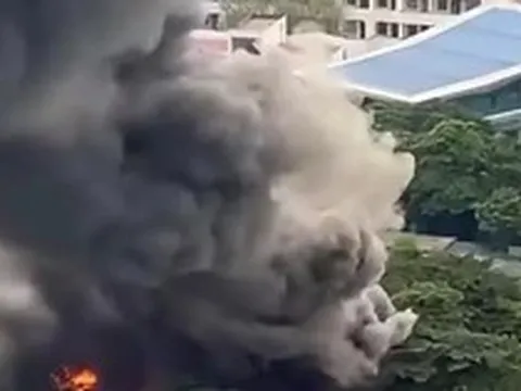 Hà Nội: Cháy nhiều gara ô tô trên đường Lê Quang Đạo