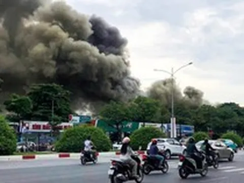 Hiện trường cháy xưởng sửa chữa ô tô, cuồn cuộn khói đen trùm khu vực