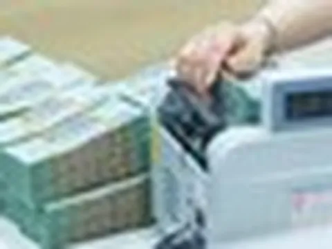 Nhiều người tất toán trước hạn sổ tiết kiệm để gửi lại
