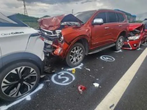 2 vụ tai nạn liên hoàn, 11 ô tô hư hỏng do lỗi duy trì khoảng cách trên cao tốc