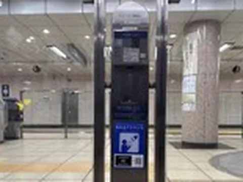 Tấm kính biết dịch giúp du khách Việt hỏi đường ở ga tàu Tokyo