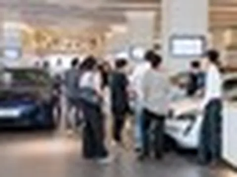 Mua ô tô cũ 213 triệu đồng, lái thử vài trăm mét đã đòi hoàn tiền