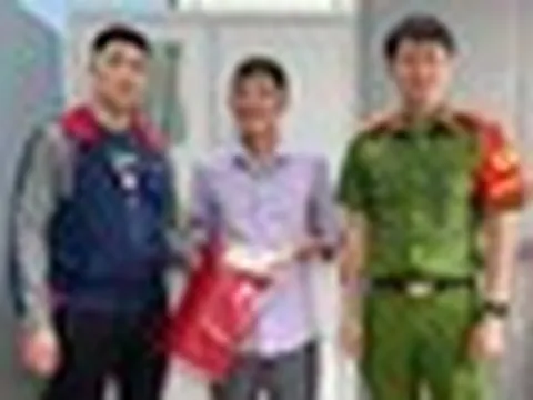 Công an xác minh xấp tiền 500.000 đồng cùng loạt giấy tờ bên trong túi nylon: Tổng số tiền 70 triệu đồng