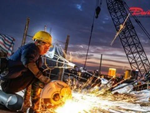Xuyên lễ thi công, cầu Trần Hưng Đạo lắp những đốt dầm đầu tiên
