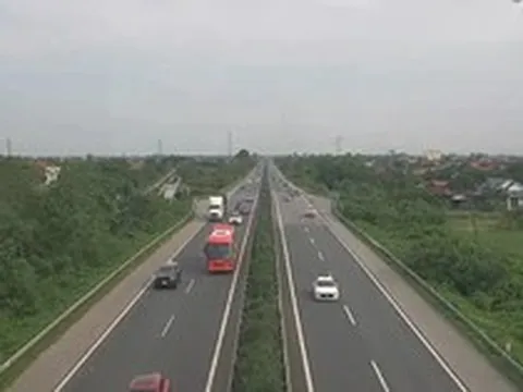 Cho xe đi vào làn đường ngược chiều cao tốc Cao Bồ - Pháp Vân về Hà Nội