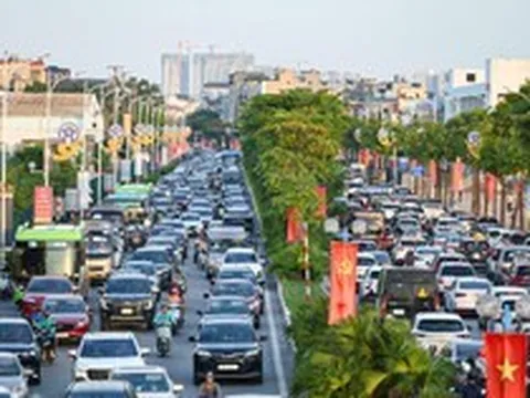 Chưa hết nghỉ lễ 2/9, cửa ngõ Hà Nội đã tắc cứng, ô tô xếp hàng dài trên cao tốc