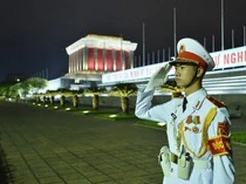 Đêm đầu tiên làm nhiệm vụ canh giấc ngủ cho Người