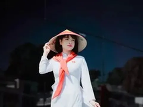 Người dân Quảng Ninh chụp ảnh 'check-in' mừng lên thành phố