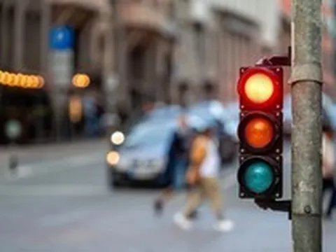 Vì sao đèn giao thông có 3 màu xanh, vàng, đỏ?