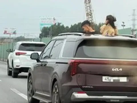 Xử phạt nữ tài xế cho trẻ ‘hóng gió’ khi đang lưu thông trên cao tốc