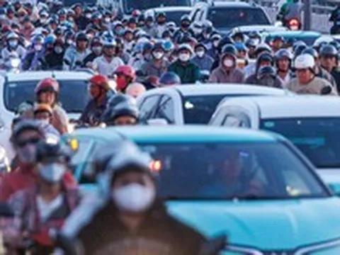 Cảnh tượng trên đường phố lúc này thay cho thông báo: Hết lễ, mai đi làm!