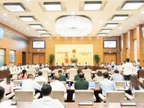 Từ hôm nay, UBTVQH sẽ xem xét thông qua Nghị quyết mới về bảng lương, phụ cấp, tiêu chuẩn bổ nhiệm, điều kiện nâng ngạch...