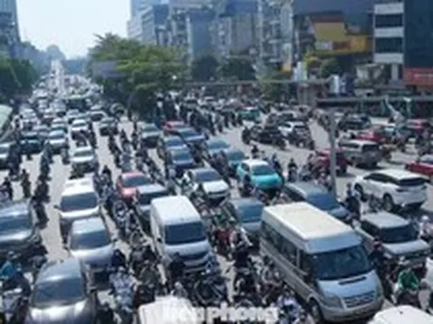 Hà Nội sáng đầu tiên sau nghỉ lễ: 'Đi hơn một tiếng vẫn chưa qua được nút giao'