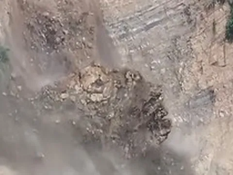Video: Núi sạt lở như 'thác đổ' dù trời không mưa