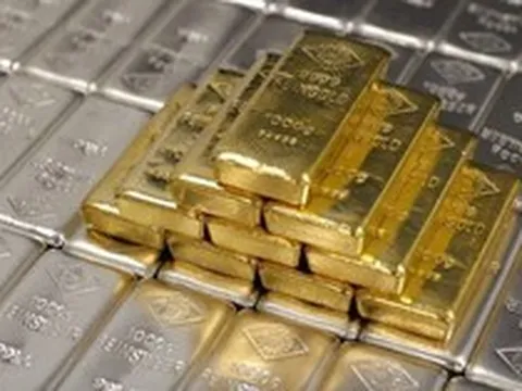 Giá vàng bật tăng 2 phiên liên tiếp, quỹ lớn nhất thế giới "quay đầu" xả hàng