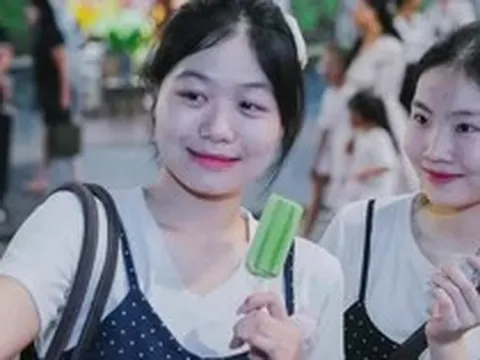 Đổ xô xếp hàng check-in ở 35 Tràng Tiền