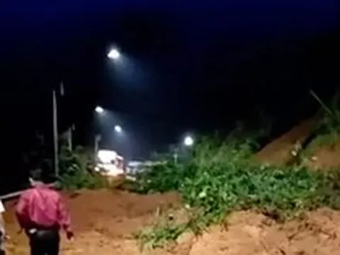 Mưa lớn, đất đá tràn xuống con dốc trên tuyến đường huyết mạch ở Đồng Nai
