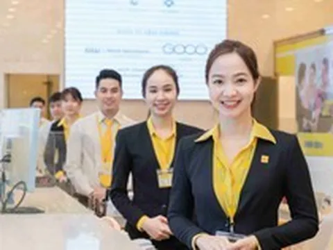 Thu nhập nhân viên một ngân hàng tăng vọt gần 70%, tiền thưởng gấp 120 lần cùng kỳ