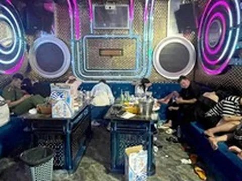 Công an kiểm tra quán karaoke Quang Râu lúc 23 giờ