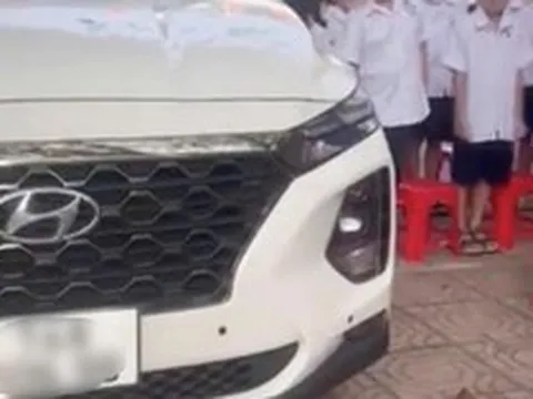 Ô tô đỗ chình ình cạnh nơi học sinh đang chào cờ ở Quảng Ninh: Là xe của hiệu phó, nhà trường nói gì?